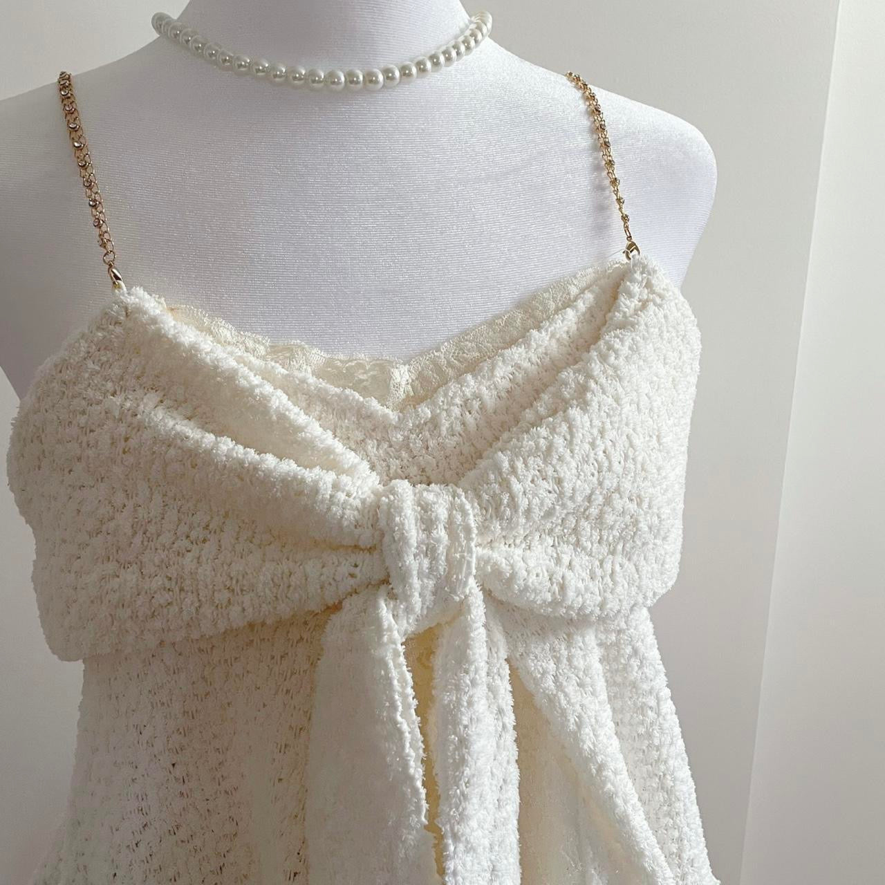 cream white fuzzy bow cami w gold chain ♡
